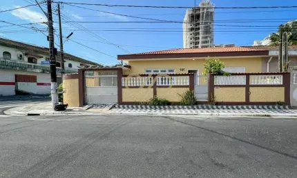 Casa geminada no canto do forte para venda ou locação
