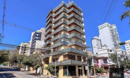 Apartamento 3 dormitórios, 1 suíte, lavabo, sala de cinema e 1 vaga de garagem.