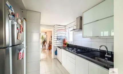 Apartamento semimobiliado com 4 dormitórios e 3 vagas de garagem.