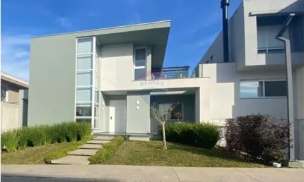 Casa em condomínio fechado Le Parc em Caxias do Sul. 3 suítes, vista incrível, espaço gourmet, piso aquecido e garagem para 5 carros.