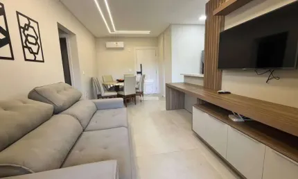 APARTAMENTO DE ALTO PADRÃO COM 2 SUÍTES A 50M DO MAR DE BOMBINHAS