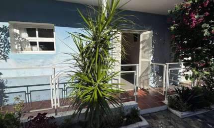 APARTAMENTO MOBILIADO COM UM DORMITÓRIO NO CENTRO DE BOMBINHAS
