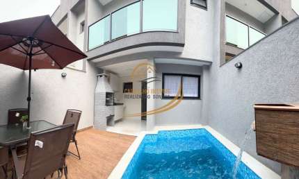 SUPER OPORTUNIDADE!! SOBRADO EM CONDOMÍNIO COM PISCINA INDIVIDUAL MOBILIADO FRENTE MAR!!
