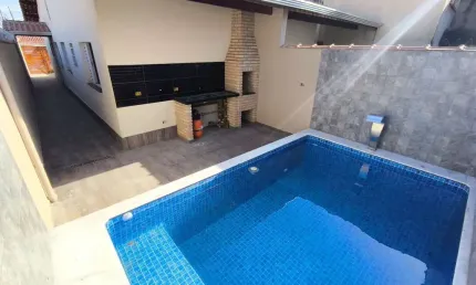 Casa geminada com piscina lado pista em bairro residencial em itanhaém!