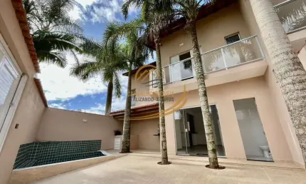 Sobrado lado praia no centro de itanhaém 300mts do mar, com piscina para venda!!