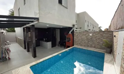 Sobrado em condomínio 03 dorm com piscina e churrasqueira individual perto do mar em itanhaém!