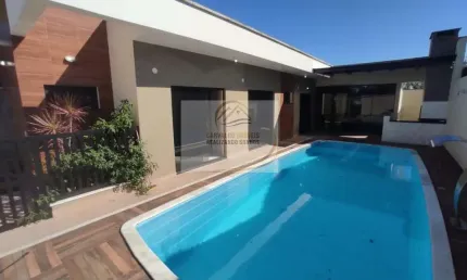 Linda casa isolada semi nova com piscina grande próximo ao mar para venda em itanhaém!
