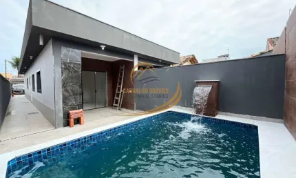 Casa geminada lado pista com piscina e churrasqueira em itanhaém!!