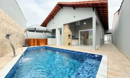 Se encante com essa maravilhosa casa apenas 30mts do mar com piscina e hidromassagem em mongaguá!