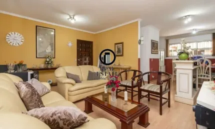 Casa para Venda - 200m², 3 dormitórios, sendo 1 suites, 4 vagas - Cupecê