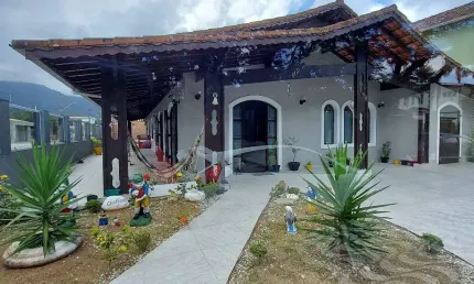 Linda casa 4 dormitórios no melhor bairro da Praia Grande.