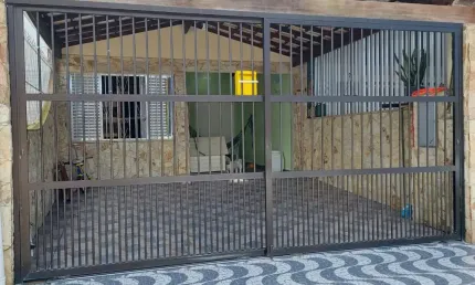 Linda casa no Jardim Real lado praia 2 dormitórios com edicula - Praia Grande-SP