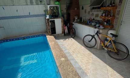 Linda casa localizada na Vila Caiçara 90 metros do mar em Praia Grande -SP