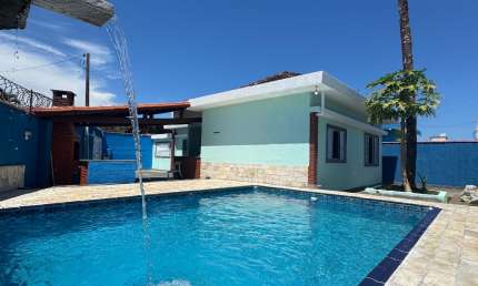 Linda casa isolada com 3 dormitórios e piscina na Vila Caiçara, Praia Grande-SP