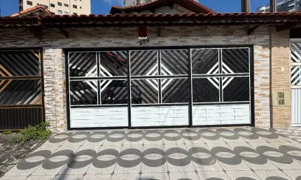 Linda casa com 2 dormitórios a 100 metros do mar na Vila Caiçara.