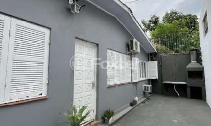 Casa com 3 quartos à venda na Beco Joaquim Silveira, 520, São Sebastião, Porto Alegre, 130 m2 por R$ 500.000
