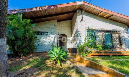 Casa com 3 quartos à venda na Avenida Assis Chateaubriand, 17, São Sebastião, Porto Alegre, 200 m2 por R$ 793.000