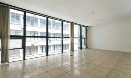 Sala comercial com 1 sala à venda na rua vigário josé inácio, 540, centro histórico, porto alegre, 38 m2 por r$ 48.000
