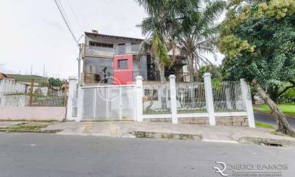 Casa com 3 quartos à venda na Avenida Luiz Moschetti, 425, Vila João Pessoa, Porto Alegre, 368 m2 por R$ 1.908.000