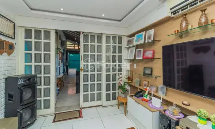 Casa com 3 quartos à venda na Avenida Maceió, 350, Medianeira, Porto Alegre, 216 m2 por R$ 850.000