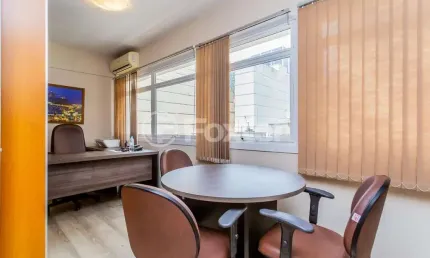 Sala comercial com 2 salas à venda na Rua Uruguai, 335, Centro Histórico, Porto Alegre, 36 m2 por R$ 245.000