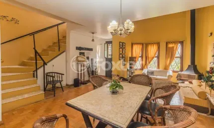 Casa com 3 quartos à venda na Rua Gomes de Freitas, 462, Vila Ipiranga, Porto Alegre, 200 m2 por R$ 900.000