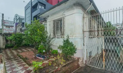 Casa comercial com 3 salas à venda na Avenida Doutor Carlos Barbosa, 1099, Medianeira, Porto Alegre, 192 m2 por R$ 670.000