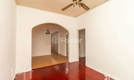 Casa com 2 quartos à venda na rua veríssimo rosa, 205, jardim botânico, porto alegre, 150 m2 por r$ 710.000