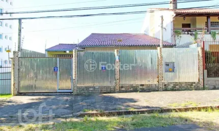Casa com 4 quartos à venda na Rua Fontoura Xavier, 46, Jardim São Pedro, Porto Alegre, 254 m2 por R$ 850.000