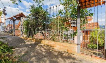 Casa com 6 quartos à venda na Rua Professor Abílio Azambuja, 95, Jardim do Salso, Porto Alegre, 256 m2 por R$ 855.000