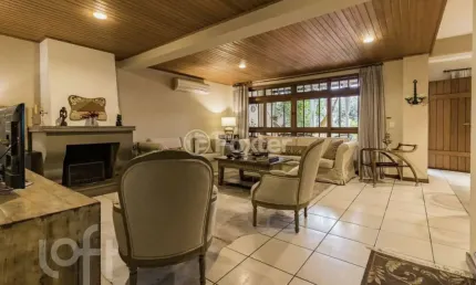 Casa com 4 quartos à venda na Avenida Teixeira Mendes, 193, Chácara das Pedras, Porto Alegre, 306 m2 por R$ 1.800.000