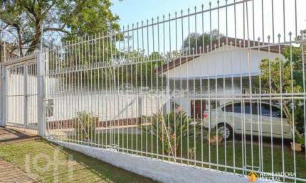 Casa com 2 quartos à venda na Avenida Teixeira Mendes, 328, Chácara das Pedras, Porto Alegre, 209 m2 por R$ 850.000