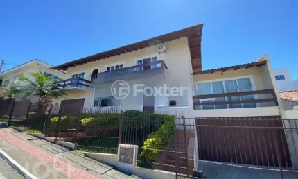 Casa com 4 quartos à venda na Avenida Atlântica, 982, Barreiros, São José, 247 m2 por R$ 990.000
