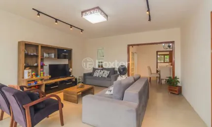 Casa com 5 quartos à venda na Rua Teixeira de Carvalho, 207, Medianeira, Porto Alegre, 360 m2 por R$ 995.000