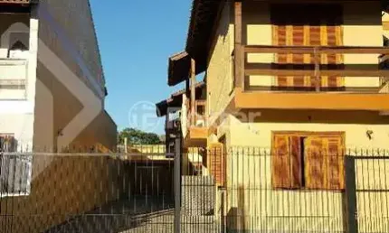 Casa com 4 quartos à venda na rua oiampi, 100, guarujá, porto alegre, 325 m2 por r$ 700.000