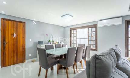 Casa com 3 quartos à venda na Rua Canavieiras, 98, Vila Ipiranga, Porto Alegre, 270 m2 por R$ 950.000