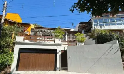 Casa com 3 quartos à venda na rua teixeira de carvalho, 215, medianeira, porto alegre, 181 m2 por r$ 940.000