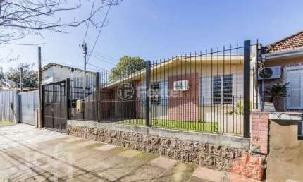 Casa com 3 quartos à venda na Avenida Brino, 409, Santa Maria Goretti, Porto Alegre, 140 m2 por R$ 640.000