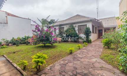 Casa comercial com 7 salas à venda na Avenida Pará, 1190, Navegantes, Porto Alegre, 302 m2 por R$ 874.000