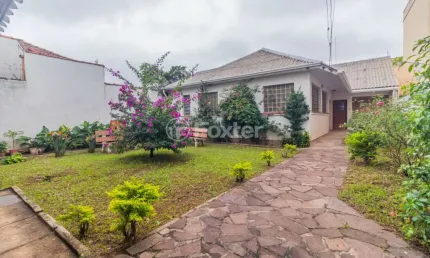 Casa comercial com 7 salas à venda na Avenida Pará, 1190, Navegantes, Porto Alegre, 302 m2 por R$ 874.000