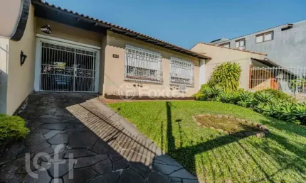 Casa com 3 quartos à venda na rua curupaiti, 806, cristal, porto alegre, 212 m2 por r$ 990.000