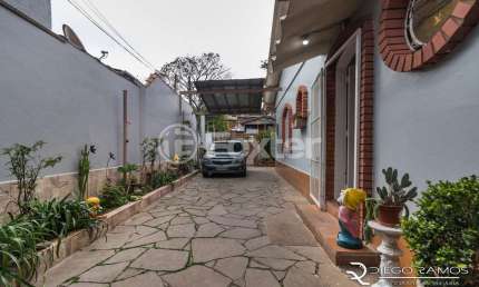 Casa com 3 quartos à venda na Rua Bernardo Guimarães, 148, Partenon, Porto Alegre, 235 m2 por R$ 495.000