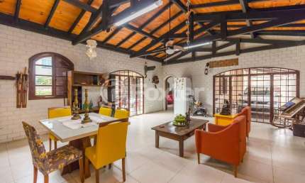 Casa comercial com 3 salas à venda na Avenida Copacabana, 124, Tristeza, Porto Alegre, 380 m2 por R$ 2.000.000
