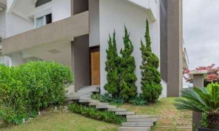 Casa em condomíniio fechado cercado pela natureza sendo 04 dormitórios em Camboriú, SC