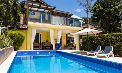 Casa à 200 m² da praia de Taquaras com 3 suítes e 3 vagas de garagem - Balneário Camboriú