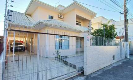 Casa a venda de 04 Dormitórios 01 Suíte com 04 Banheiros 03 vagas em Capoeiras-Florianópolis-SC