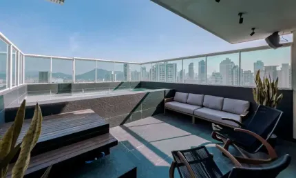 Cobertura Duplex com 4 dormitórios sendo 2 suítes e 4 vagas no Centro de Balneário Camboriú