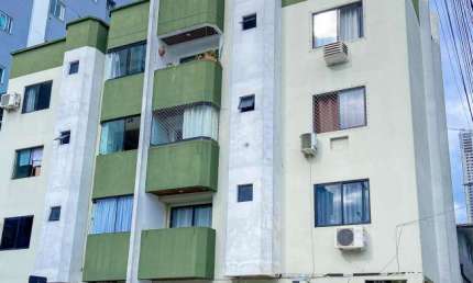 Apartamento de 02 Dormitórios com Ótima Localização em Bal. Camboriú