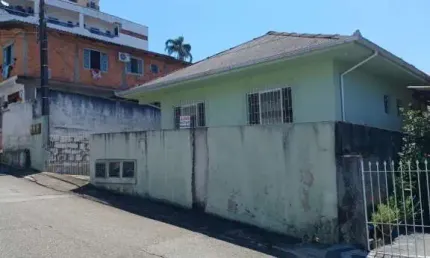 Casa a venda de 05 Dormitórios 03 Banheiros com 03 vagas de garagem em Barreiros -São José-SC