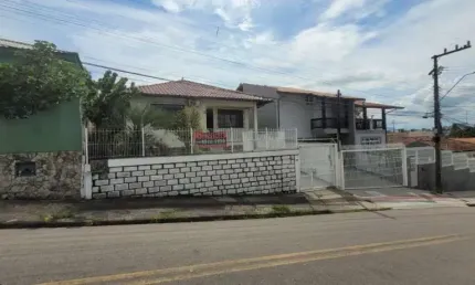 Casa sendo 03 dormitórios com suíte bairro Capoeiras, Florianópolis